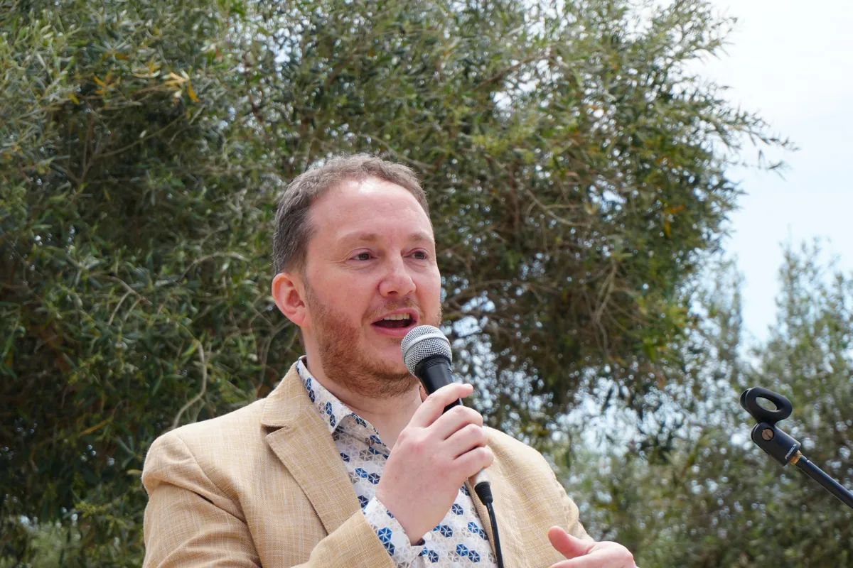 Dario Masciaga, sommelier dell'olio, parla di olio extravergine tra gli ulivi