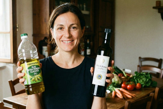 Confronto diretto tra una bottiglia di olio economico da supermercato in plastica e una bottiglia di olio extravergine artigianale di alta qualità in vetro scuro. Donna che mostra le differenze di packaging e colore.