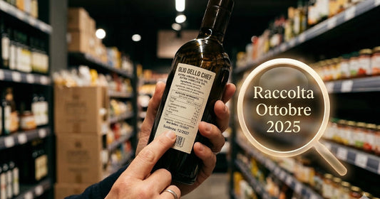 Mano che indica la data di scadenza su un'etichetta di olio extravergine in un supermercato, con lente di ingrandimento che rivela la data di raccolta nascosta